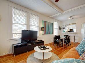 3BR 2BA Downtown Austin Charming Bungalow by RedAwning