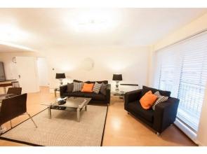 Bright, Classy 2BR Riverside Flat for 4