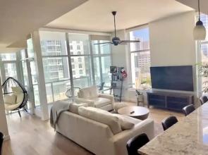 Luxe 1Br + Den: Little Italy Gem