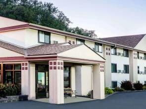 Super 8 by Wyndham Mankato