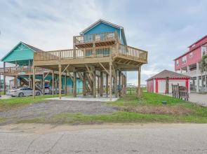 Walk to Gulf: Ocean-view Home in Crystal Beach!