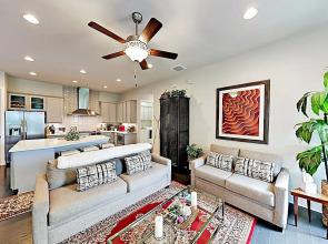 New Listing! Spacious & Lavish Getaway - Downtown! 3 Bedroom Home