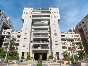 Beautiful Apts w/ Large Balcony & Parking by Sea N' Rent