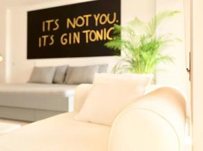 Swimming pool apartment with private parking