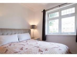 Spacious 3-br House W/conservatory in Greenwich