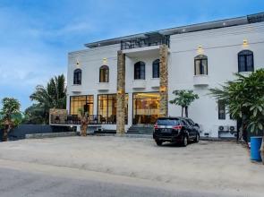 Capital O 92583 Raja Soeta Hostel Syariah