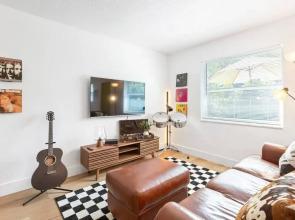 Musicians Lounge - 2 BR With Parking Asssigned