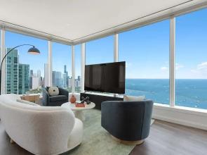Top-tier Stay 49th Fl Lakefront City Views
