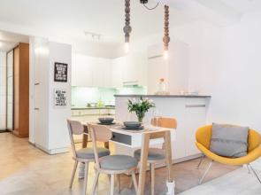 Bright and Unique Apartment 10 min Walk to the Schidler s Factory Massage