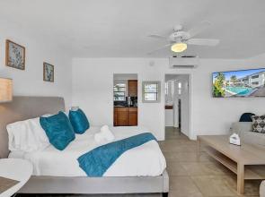 Waves on Desoto Deluxe Studio 4