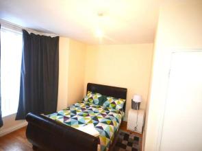 London Zone 2 Three Bedroom Apartment