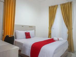 RedDoorz near Araya Family Club House