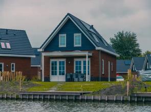 Sustainable Water Villa With Dishwasher, by a Lake