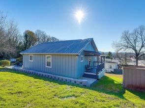 Walk Downtown: Charming Rome Abode w/ Yard!