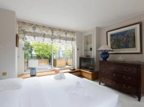 At the doorstep of Trocadero