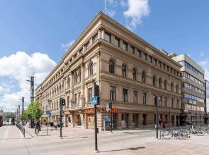 Historical 3BR Downtown Apartment with Sauna