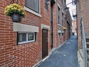 2br/1ba Near Paul Revere House by Domio