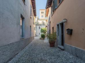 Blue Attic - Historical Como City Center by Rent All Como