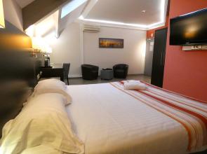 Hotel Black and Green