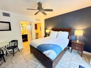 Islands Inn on the Drive - Vista Azul Suite - Queen Bed - A2