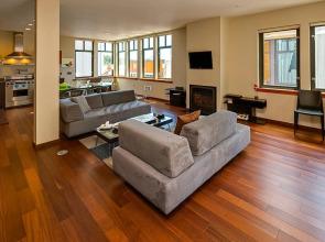 Island Inn at 123 West