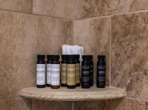 Stylish 3br/2ba Duplex Austin Home w/ Balcony