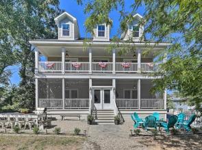Bright & Airy Home: Chef's Kitchen & Pro Decor!