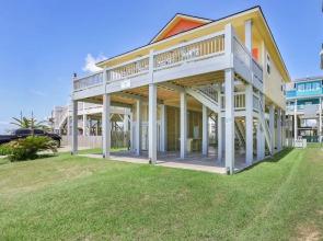 A La Playa 2 Bedroom Home by RedAwning