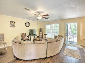 Near River Ranch: Luxe Cajun Home in Bayou Country