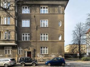 Stylish Grey Studio In Poznan By Renters