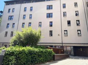 JOIVY Affordable 3,4,5 and 12 bed private flats next to Royal Mile - Adults only