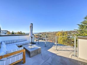 Sleek Seattle Home w/ Rooftop Patio & Views!