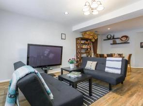 Old Town-Gold Coast Huge 5 br Home/ Free Parking/ Breakfast/ Pets OK/ Back Yard/ Walk Everywhere