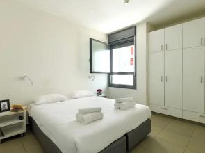 1 BR Apt w living room & learning area