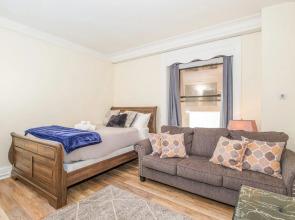 Cozy Studio + Train | Theatre District | Evonify