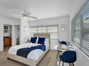 Waves on Desoto Beautiful Studio 5