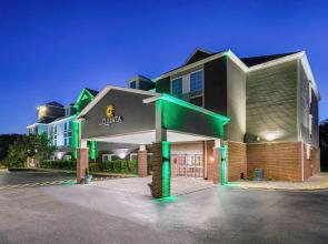 La Quinta Inn & Suites by Wyndham Stonington-Mystic Area