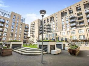 Bright 1 Bedroom East London Apartment with Balcony