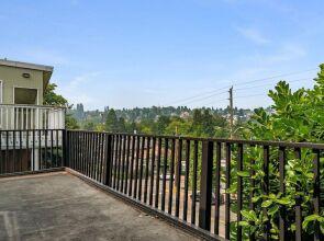 Seattle Vacation Home: The Hawks' Nest