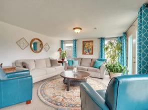 East Wenatchee Home w/ Yard & Hot Tub!