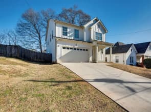 6 Mi to Downtown Atlanta: Spacious Home w/ Yard