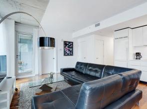 Heritage Apartments in Old Montreal by Hometrotting