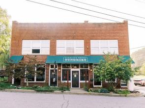 The NuWray Hotel & Carriage House