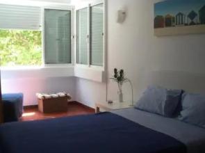 PRAIA DAS AVENCAS Apt junto ao mar com estacionamento e AC