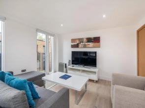 The Kings Residence - St Pancras - by Frankie Says