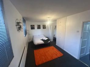 a two Bedroom Cosy Hideaway Based in Greenwich