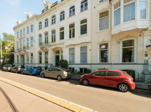 Quiet apartment for 4 at park in center