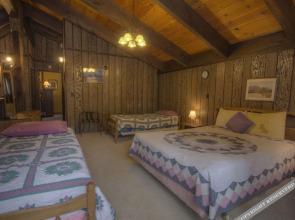 Conveniently Located Tahoe Home for 10 by RedAwning