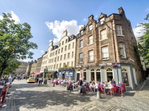 Charming Grassmarket Apartment with Castle View