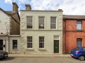 Chic & Characteristic 2BD House - Irishtown